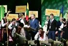 Marszałek Witold Kozłowski składa gratulacje młodej artystce