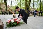 Wicemarszałek Łukasz Smółka składa kwiaty przed Grobem Nieznanego Żołnierza w Krzeszowicach