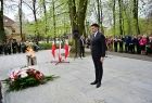 Wicemarszałek Łukasz Smółka oddaje hołd przed Grobem Nieznanego Żołnierza w Krzeszowicach