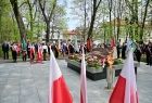 Mieszkańcy zgromadzeni na placu przed Grobem Nieznanego Żołnierza w Krzeszowicach