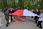 Uczestnicy obchodów święta w Krzeszowicach niosą wspólnie stumetrową flagę RP