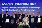 Wspólne zdjęcie przedstawicieli Samorządu Województwa Małopolskiego i wyróżnionych na scenie