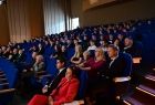 Goście wydarzenia siedzący na miejscach dla publiczności