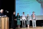 Mateusz Mitoń i grupa osób wręczających nagrody na scenie