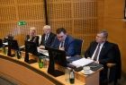 Marszałek Witold Kozłowski, wojewoda Łukasz Kmita, wicemarszałek Józef Gawron, wicemarszałek Iwona Gibas, w trakcie obrad sejmiku województwa małopolskiego. 