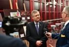 Marszałek Małopolski Witold Kozłowski w otoczeniu Kamer i dziennikarzy. Marszalek udziela wywiadu. 