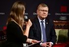 Marszałek Małopolski Witold Kozłowski rozmawia z dziennikarką. 