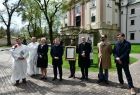 Dziedziniec Zakonu Paulinów na krakowskiej Skałce, W tle widać front budynku. Na zdjęciu od lewej strony widać trzech zakonników w białych habitach, wicemarszałek Iwona Gibas, marszałek Witold Kozłowski, prof. Jan Tadeusz Duda.