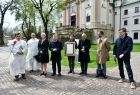 Dziedziniec Zakonu Paulinów na krakowskiej Skałce, W tle widać front budynku. Na zdjęciu od lewej strony widać trzech zakonników w białych habitach, wicemarszałek Iwona Gibas, marszałek Witold Kozłowski, prof. Jan Tadeusz Duda.