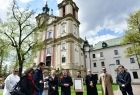 Widok na dziedziniec Zakonu Paulinów na krakowskiej Skałce, wypełniony ludźmi. W tle widać mury Zakonu na dziedzińcu widać m.in dziennikarzy, fotografów, marszałka Witolda Kozłowskiego czy zakonników w białych habitach.