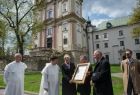  Dziedziniec zakonu Paulinów na krakowskiej Skałce, w tle widać mury zakonne. Na pierwszym planie, marszałek Witold kozłowski, prof. Jan Tadeusz Duda i wicemarszałek Iwona Gibas, przekazują zakonnika, pamiątkowy list intencyjny. 