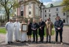 Dziedziniec Zakonu Paulinów na krakowskiej Skałce, W tle widać front budynku. Na zdjęciu od lewej strony widać trzech zakonników w białych habitach, wicemarszałek Iwona Gibas, marszałek Witold Kozłowski, prof. Jan Tadeusz Duda.