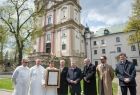 Dziedziniec Zakonu Paulinów na krakowskiej Skałce, W tle widać front budynku. Na zdjęciu od lewej strony widać trzech zakonników w białych habitach, wicemarszałek Iwona Gibas, marszałek Witold Kozłowski, prof. Jan Tadeusz Duda.