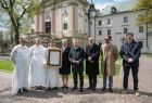 Dziedziniec Zakonu Paulinów na krakowskiej Skałce, W tle widać front budynku. Na zdjęciu od lewej strony widać trzech zakonników w białych habitach, wicemarszałek Iwona Gibas, marszałek Witold Kozłowski, prof. Jan Tadeusz Duda.