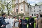  Dziedziniec zakonu Paulinów na krakowskiej Skałce, w tle widać mury zakonne. Na pierwszym planie, marszałek Witold kozłowski, prof. Jan Tadeusz Duda i wicemarszałek Iwona Gibas, przekazują zakonnika, pamiątkowy list intencyjny. 