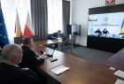 Marszałek Witold Kozłowski i przewodniczący sejmiku województwa małopolskiego Jan Tadeusz Duda podczas spotkania online z szefem administracji Obwodu Lwowskiego Maksym Kozicki. Z lewej strony widać Ekran z transmisją konferencji online.