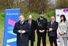 Marszałek Witold Kozłowski przemawia do zgromadzonych gości. Za nim widoczny baner z napisem Małopolska i zieleń.