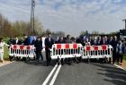 Uczestnicy wydarzenia otwierają barierki.