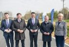Marszałek, wicemarszałek, członek zarządu województwa, radny województwa i pracownik UMWM stoją na nowej drodze.