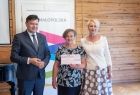 Rafał Kosowski i Iwona Gibas z beneficjentką konkursu