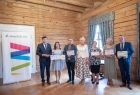 Wspólne zdjęcie z beneficjentami konkursu, w tle ścianka z logo Małopolski