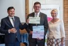 Rafał Kosowski i Iwona Gibas wręczają bony gwarantujące dofinansowanie