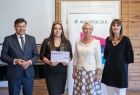 Iwona Gibas i Rafał Kosowski z przedstawicielkami beneficjenta konkursu