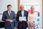Wspólne pamiątkowe zdjęcie na tle ścianki