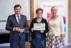 Beneficjentka odbiera czek