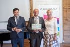 Wręczenie czeku beneficjentowi