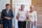 Rafał Kosowski i Iwona Gibas z beneficjentem