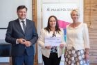 Pamiątkowe zdjęcie z beneficjentem
