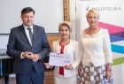 Rafał Kosowski i Iwona Gibas wraz z beneficjentką