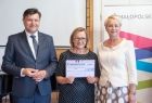 Beneficjentka odbiera czek