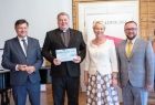 Wspólne zdjęcie z beneficjentami