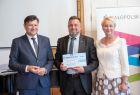 Iwona Gibas i Rafał Kosowski z beneficjentem