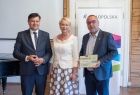 Beneficjent odbiera czek