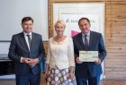 Iwona Gibas i Rafał Kosowski pozują do zdjęcia z beneficjentem