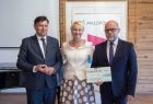 Iwona Gibas wręcza czek