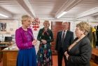 Iwona Gibas rozmawia z grupą osób w sali, gdzie odbywają się warsztaty