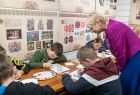 Iwona Gibas przygląda się malującym dzieciom