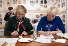 Iwona Gibas z zarządu województwa maluje kwiaty