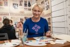 Iwona Gibas maluje kwiaty