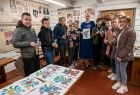 Uczestnicy warsztatów prezentują swoje prace