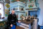 Iwona Gibas na tle malowanych ornamentów