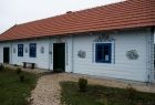Budynek oddziału, białe ściany są pomalowane w kwieciste wzory