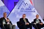 Uczestnicy debaty na tle ścianki z logotypem "Krynica Forum"