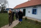 Grupa osób, wśród nich Iwona Gibas, podczas zwiedzania oddziału muzeum