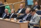 Czworo radnych województwa siedzi na miejscach podczas obrad Sejmiku