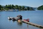 pomost i łódki WOPRu, widok na jezioro